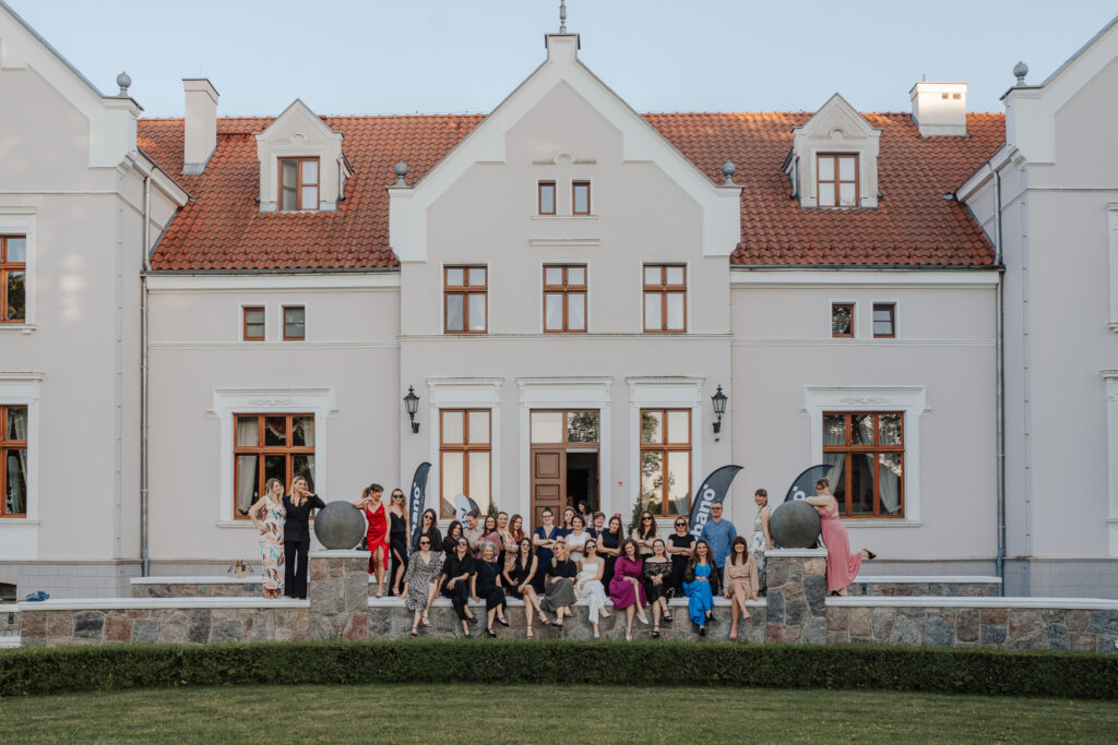 fotografia eventowa archicamp - zdjęcie grupowe na tle pałacu mortegi